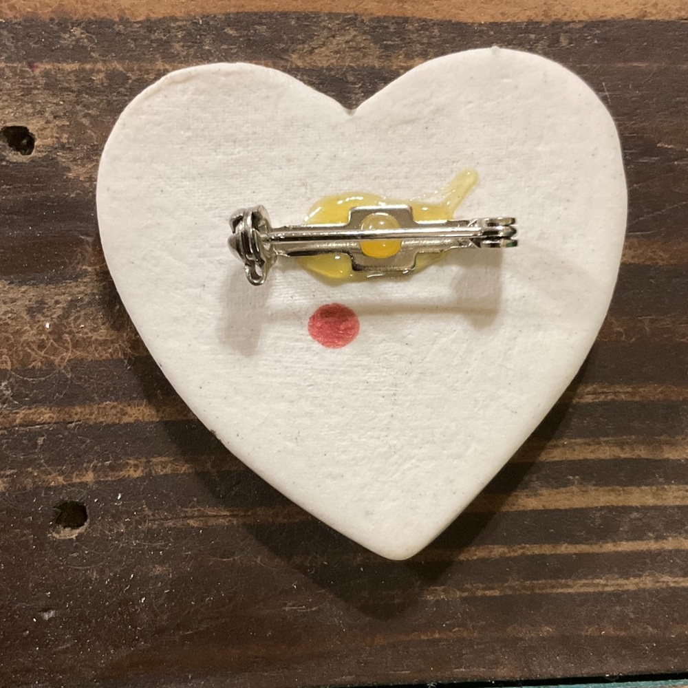 Heart Shaped Vintage Ceramic Brooch - Picture 2 of 5